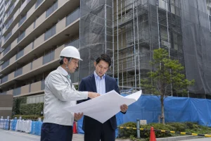 マルコオ・ポーロ化工買収と大規模修繕工事の統合計画を確認する担当者